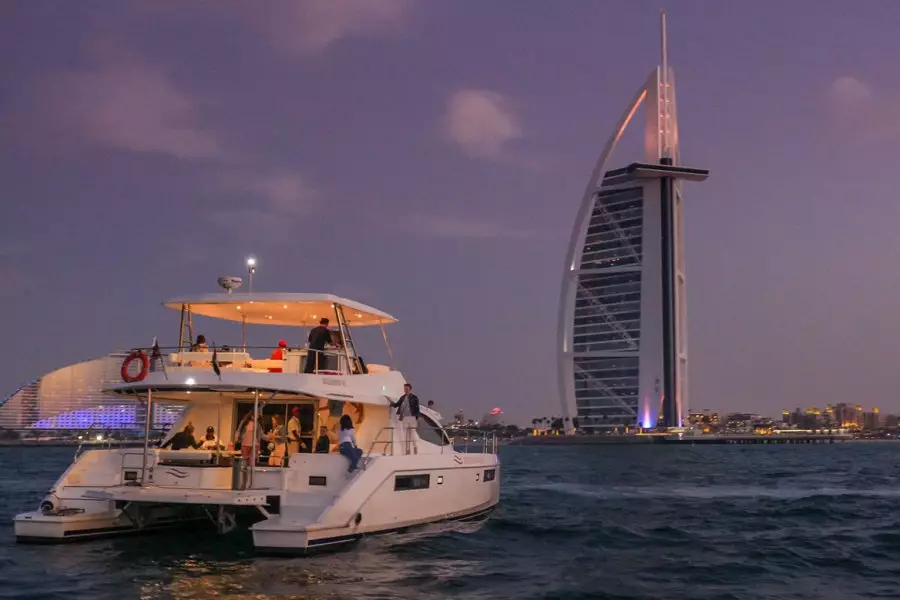 Dubai tour in yacht con barbecue live