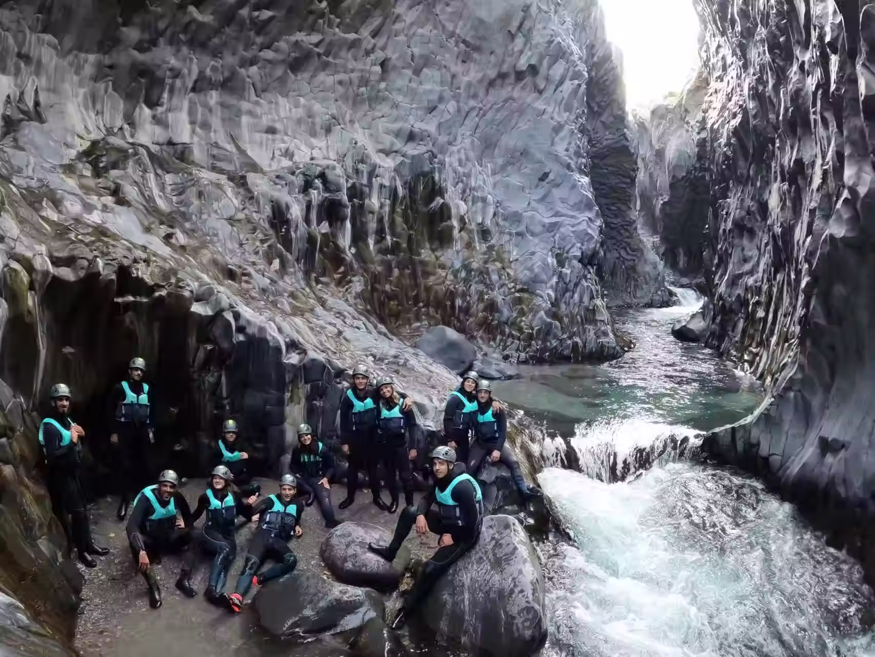 Esperienza di body rafting alle Gole dell'Alcantara con guida fluviale