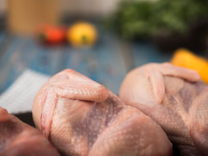 Empresas buscam rotas alternativas para manter exportações de frango ao Oriente Médio