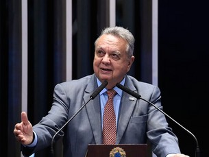 O ministro Roberto Rodrigues e a "Medalha do Mérito Científico D. Pedro II"