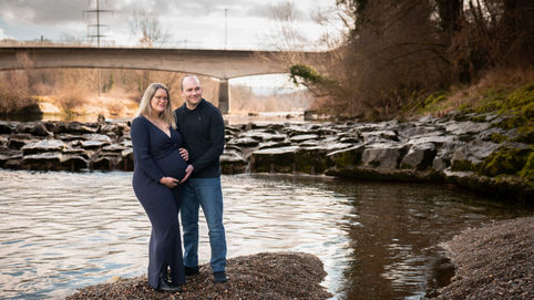 Liebevolles Paar am Fluss Familienfotografie Fotograf für Familien Thurgau Tobel SusanPhotography Photograph Fotos Photo