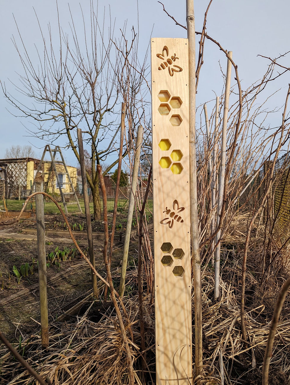 Miniaturbild: Glaskunst Glasstele mit bunte Tiffany Glas und Holz ( Biene )