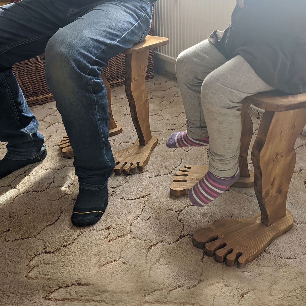 Hocker Aus Holz F e Lustiger Holzhocker Menschenfu form Hocker Aus Holz F e Lustiger Holzhocker Menschenfu form