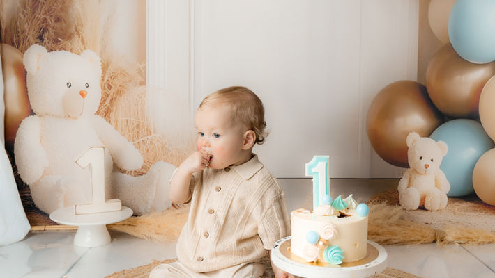 Cakesmash fotoshoot, eerste verjaardag fotoshoot, smashcake fotoshoot, smashcake, cakesmash, eerste verjaardag vieren, fotoshoot taart, mijlpaal, thema fotoshoot, professionele foto's, fotograaf brugge, fotograaf oostkamp, fotograaf west-vlaanderen, alison becu, alisonbq, peuter, baby fotografie, baby, 1 jaar