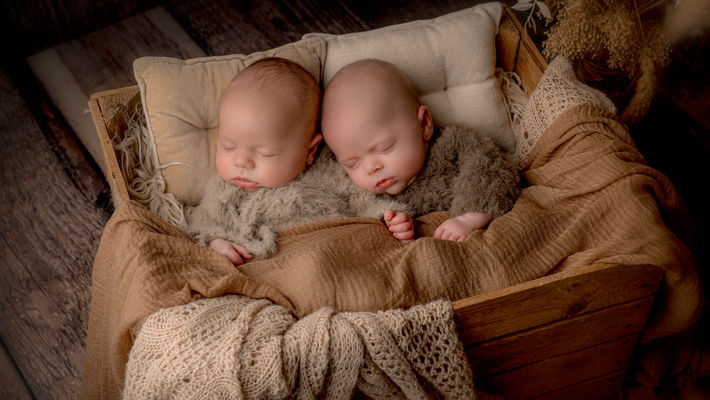 newborn, newbornfotoshoot, newbornsessie, newbornfoto, babyfotografie, babyfotoshoots, babyfoto, babyfotograaf, babyfotografie, portretfotograaf, fotograaf baby, pasgeboren baby, zwangerschapsfotoshoot, zwangerschapsfotograaf, fotograaf brugge, fotograaf oostkamp, hertsberge, oostkamp, brugge, fotograaf west-vlaanderen, fotograaf oost-vlaanderen, newbornsessie, babydays, babyboom, dreambaby, newbornfotograaf, newbornfotografie, kinderfotograaf, kinderfotografie, alison becu, alisonbq, alisonbqphotography, www.newbornfotoshoots.be , fotograaf België, tweeling, pasgeboren tweeling, ivf