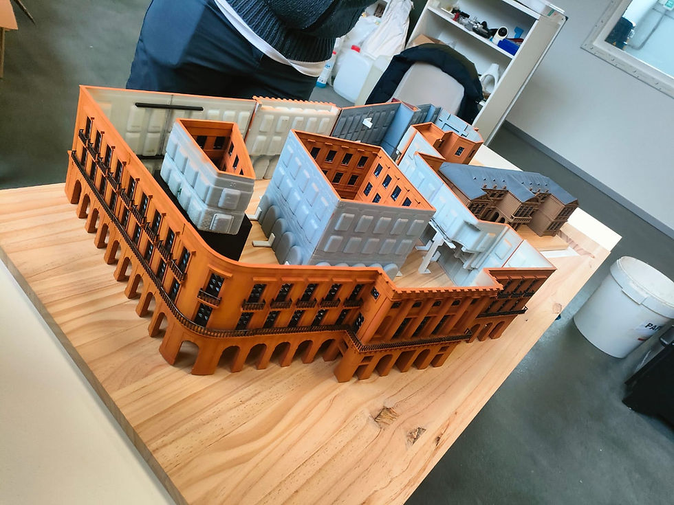 Maqueta arquitectónica de un conjunto de edificios sobre una base de madera