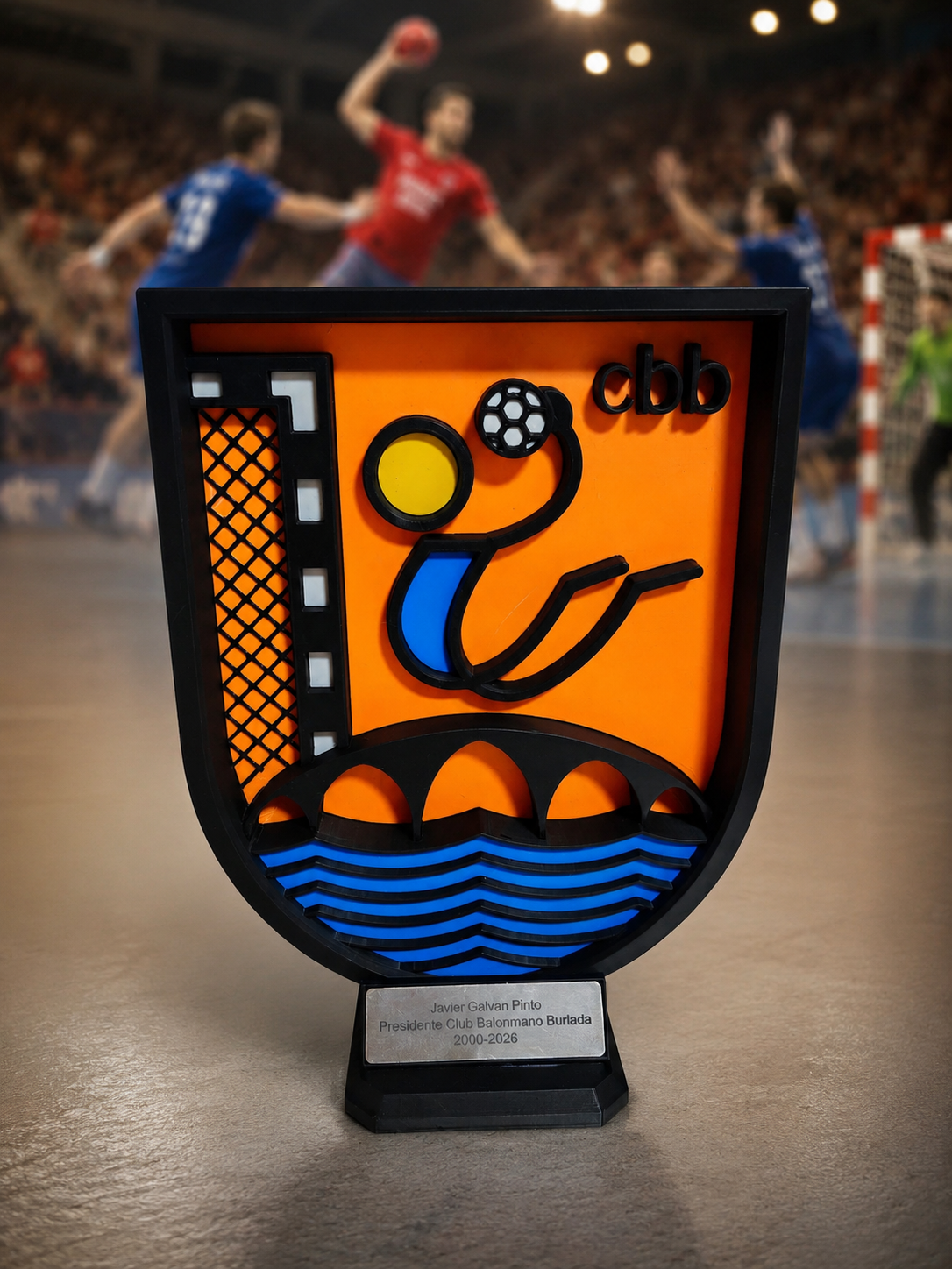 Trofeo de balonmano con escudo y placa personalizada