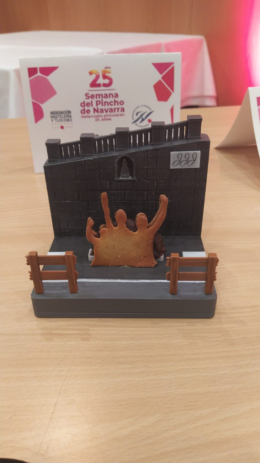 Presentación San Fermín con arquitectura, vallado y soporte escultórico