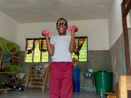 ein Junge mit Kurzhanteln