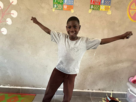 ein Junge mit unilateraler Cerebralparese