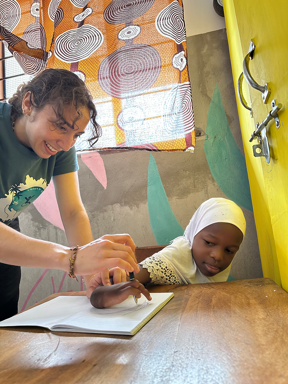 Ein Mädchen mit einer Unterarmfehlbildung gemeinsam mit ihrer Therapeutin