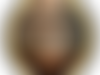 uma fogueira ao centro na parte de baixo e a frase: O silêncio é uma prática