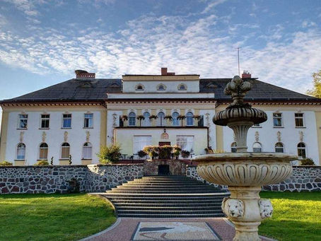 PAŁAC POD BOCIANIM GNIAZDEM W RUNOWIE