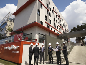 Fachada do Hotel Moov Batel em Curitiba, mostrando entrada principal e estrutura hoteleira gerenciada pela Cosmos Incorporadora.