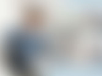 Imagem horizontal realista em 4:3 de uma mulher com dor nas costas no home office (tensão muscular estresse) e, ao lado, a mesma mulher relaxada em sessão de fisioterapia, com nutricionista e psicólogo ao fundo, simbolizando alívio integrado. Paleta suave de azul, verde e bege transmitindo equilíbrio e bem-estar.