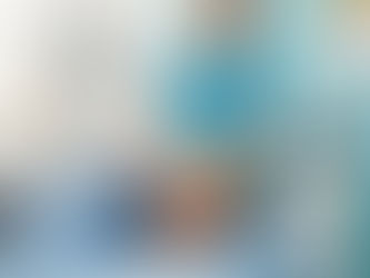 Imagem horizontal realista em 4:3 de uma mulher de meia-idade em uma clínica de fisioterapia, deitada em uma maca enquanto um terapeuta realiza terapia manual nos ombros, seu rosto expressando alívio e liberação de tensão. A sala é iluminada por luz natural suave, com equipamentos modernos ao fundo e um calendário de dezembro de 2025 na parede, simbolizando reflexão de final de ano. Paleta suave de azuis, verdes e brancos transmitindo paz, cura e renovação.