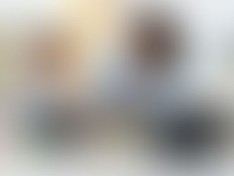 Imagem horizontal realista em 4:3 de uma criança de 2 anos brincando no chão com blocos e livros junto com a mãe, interagindo felizes. Um tablet desligado ao lado, simbolizando redução de telas e estímulo à linguagem. Ambiente acolhedor com paleta pastel transmitindo desenvolvimento saudável.