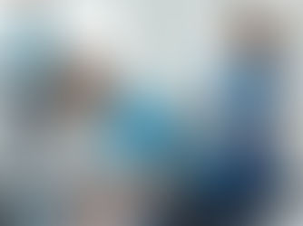 Imagem horizontal realista em 4:3 de um homem após treino recebendo fisioterapia para recuperação muscular pós-treino, com caminhada leve ao fundo, simbolizando repouso ativo e alívio da dor muscular. Paleta de azul, verde e cinza claro transmitindo recuperação e bem-estar.