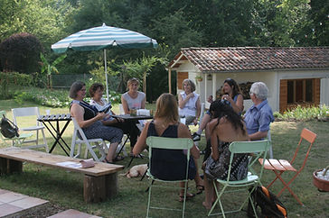 Des gens se réunissent autour d'une table avec une tasse de thé..
