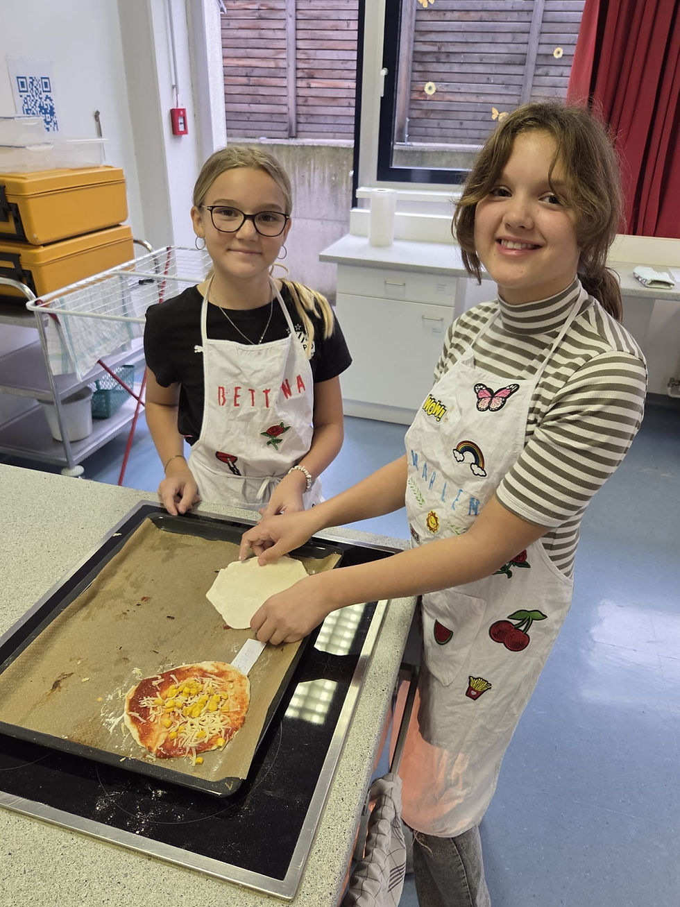 Schülerinnen in der Schulküche