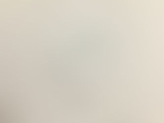 女孩看著盒子:裡面是薛丁格的貓