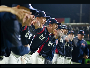 捷克棒球國家隊歡喜地並排搭肩