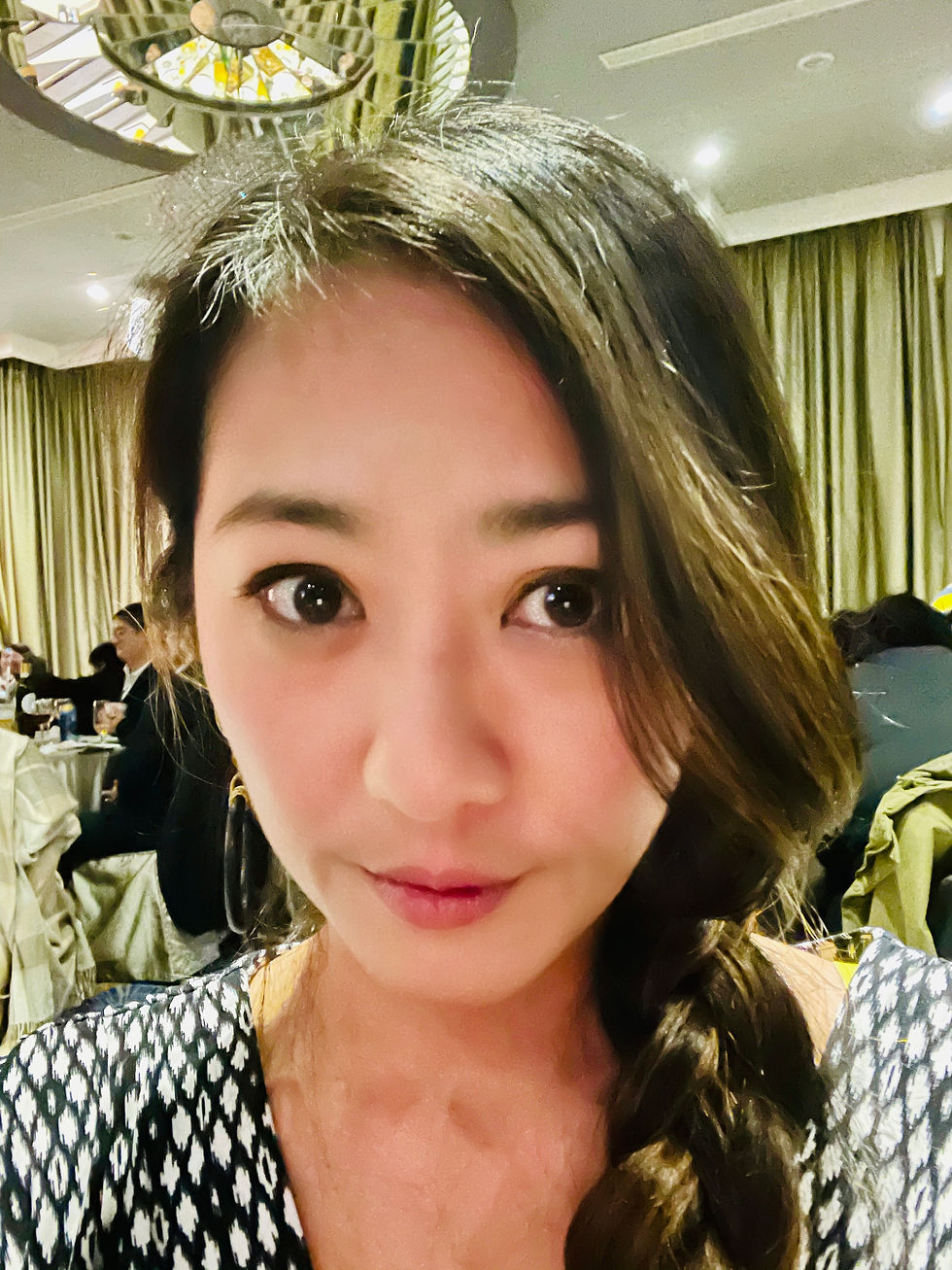 於宴會廳的女人自拍照，嘴角帶笑，眼睛亮晶晶