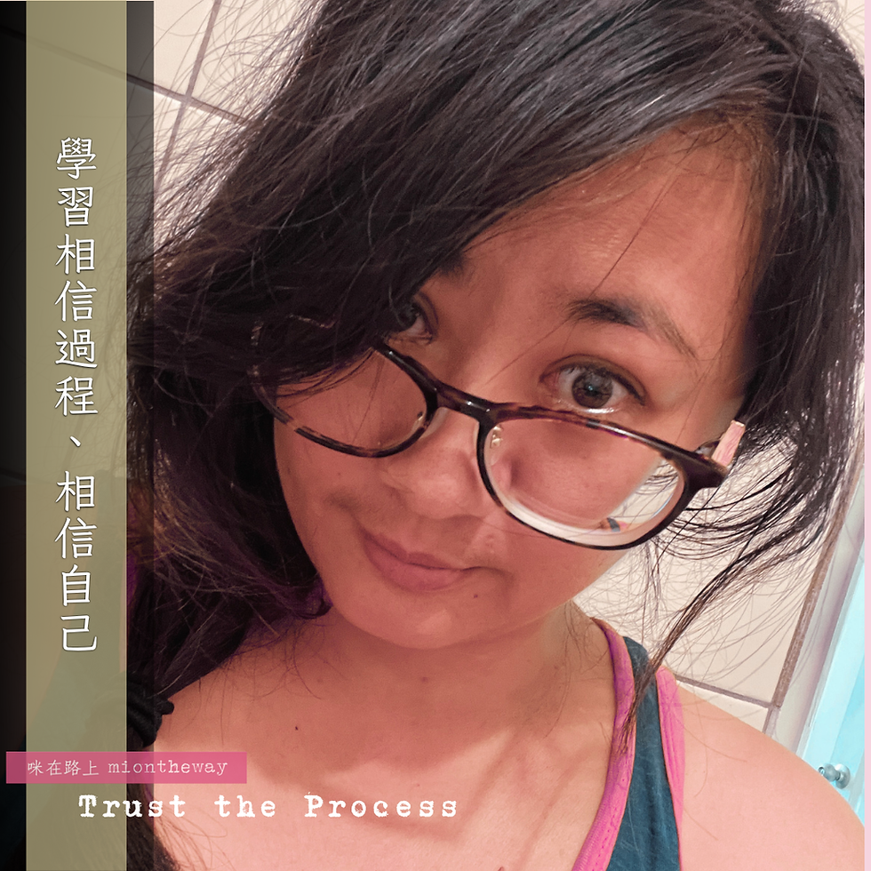 亂亂的頭髮、歪歪的眼鏡,微微帶笑的女孩