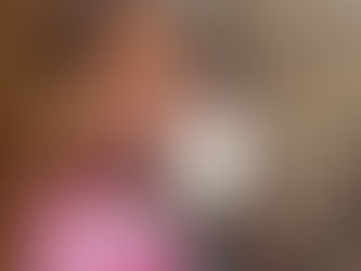 披著粉色披巾的少女回頭,背後岩縫中透出光,雖然看起來疲憊,但眼中有了光