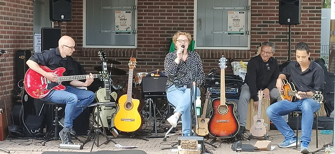 Gluren bij de buren