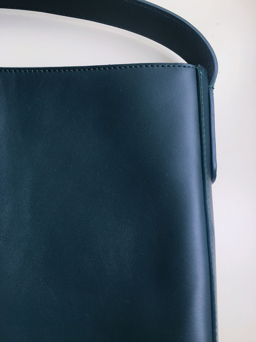 Thumbnail: Schwarze Hobo Bag von Atelier S&R. In Zürich entworfen und in Italien gefertigt.