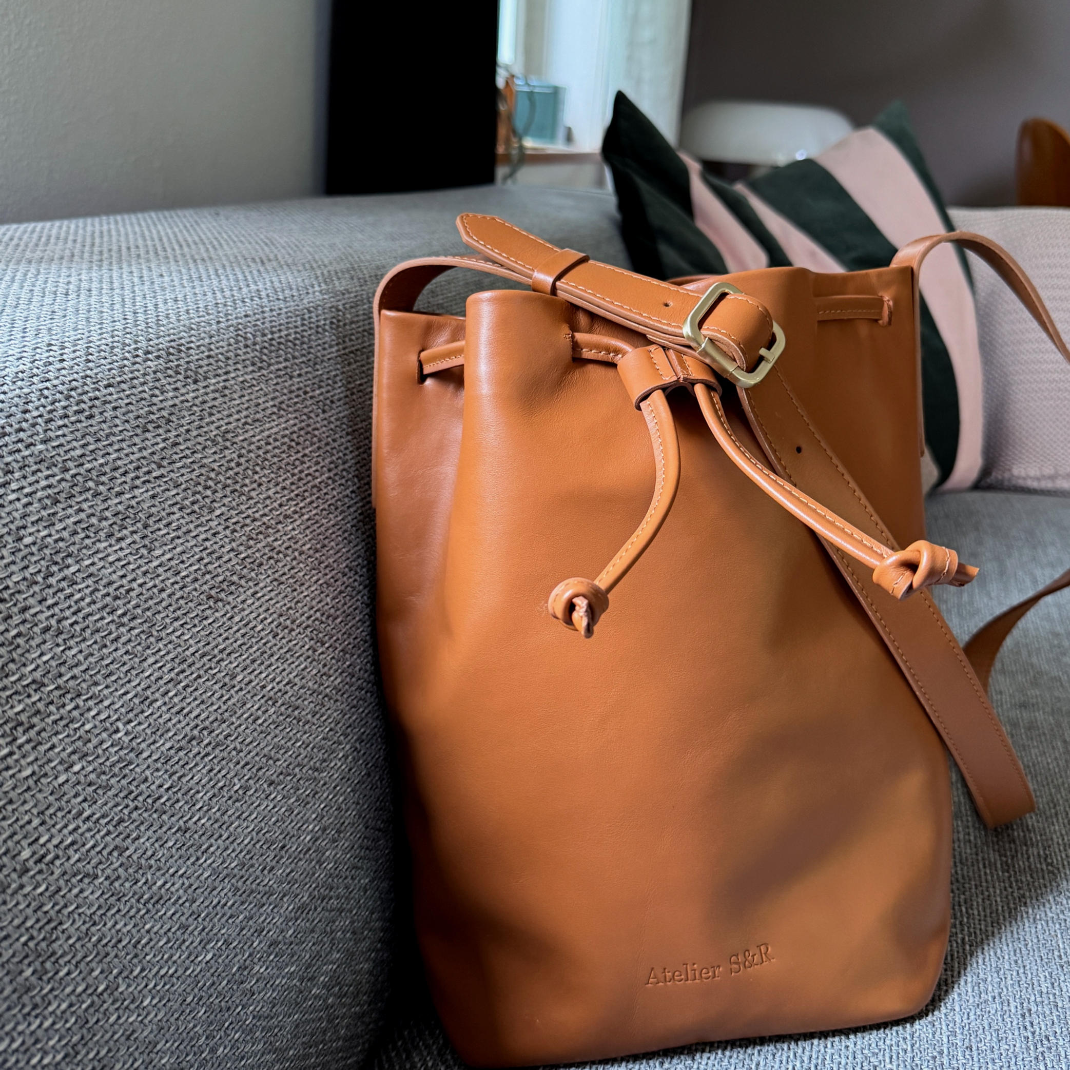 Pure Bag Cognac - Hochwertige Beuteltasche aus Rindsleder von Atelier S&R. In Zürich entworfen, produziert in Italien.