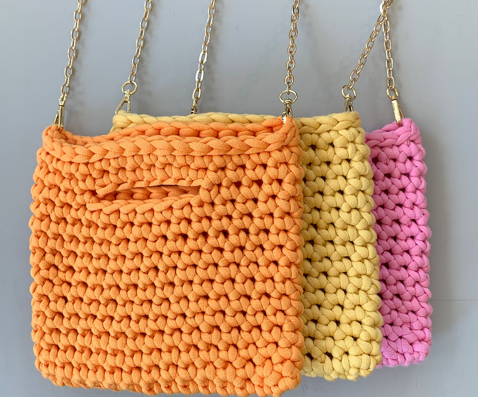 Häkeltasche mit goldener Kette. Made in Zurich. Atelier S&R Design Studio