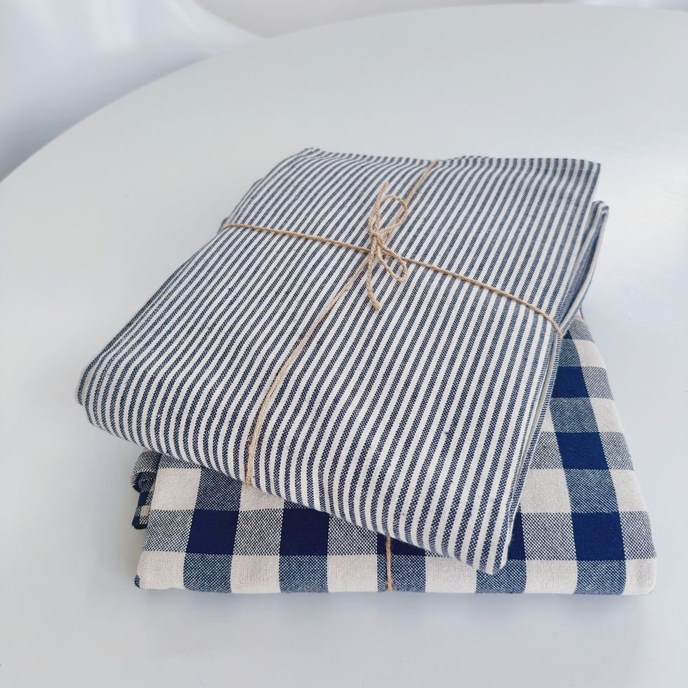 Tischtuch dunkelblau kariert und gestreiftes Tischtuch