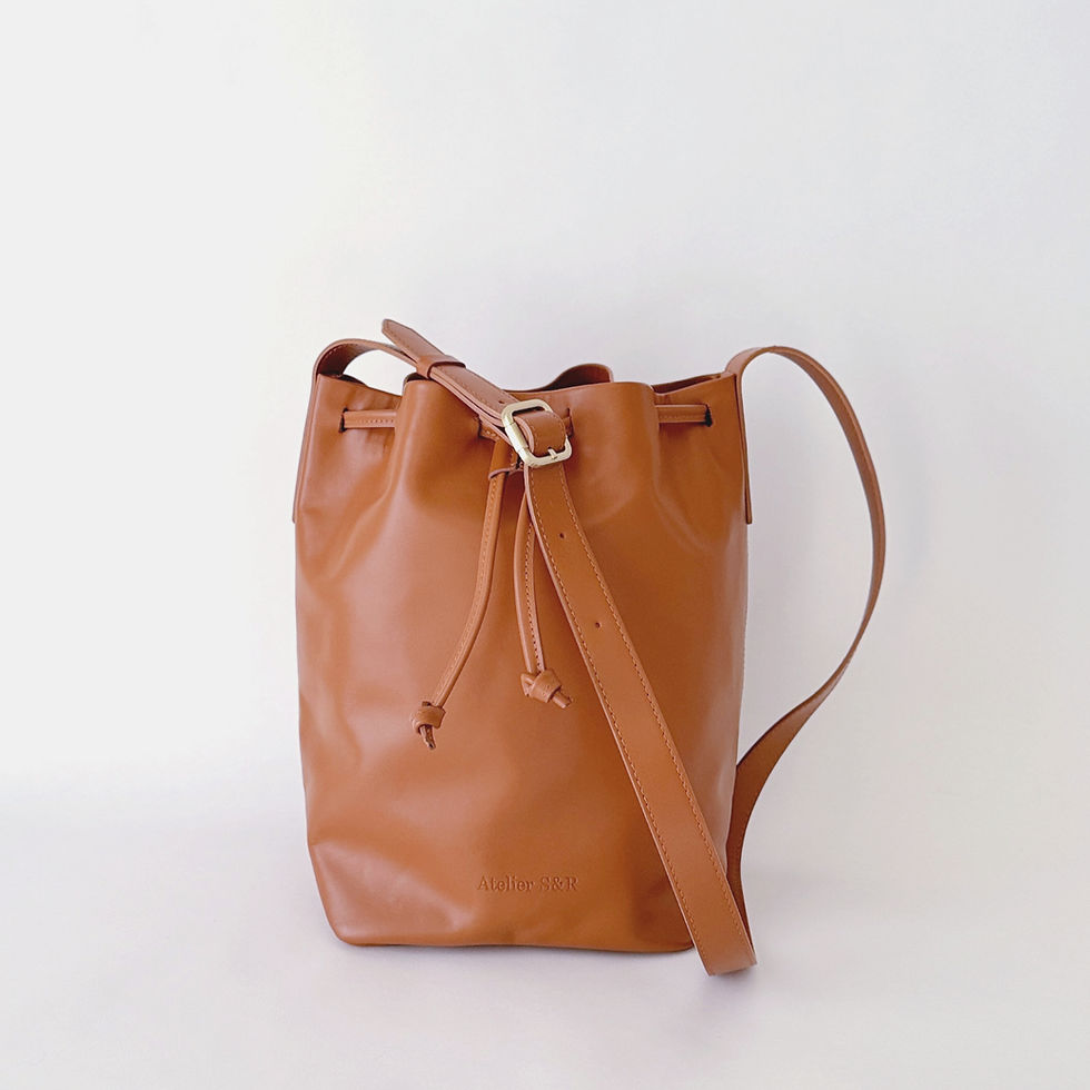 Thumbnail: Pure Bag Cognac - Hochwertige Beuteltasche aus Rindsleder von Atelier S&R. In Zürich entworfen, produziert in Italien.