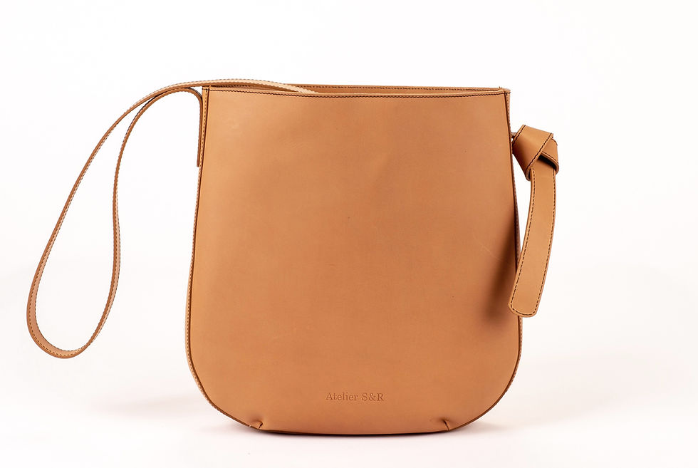 Thumbnail: Hobo Bag Miel von Atelier S&R. Aus pflanzlich gefärbtem Naturleder. In Zürich entworfen, in Italien handgefertigt.