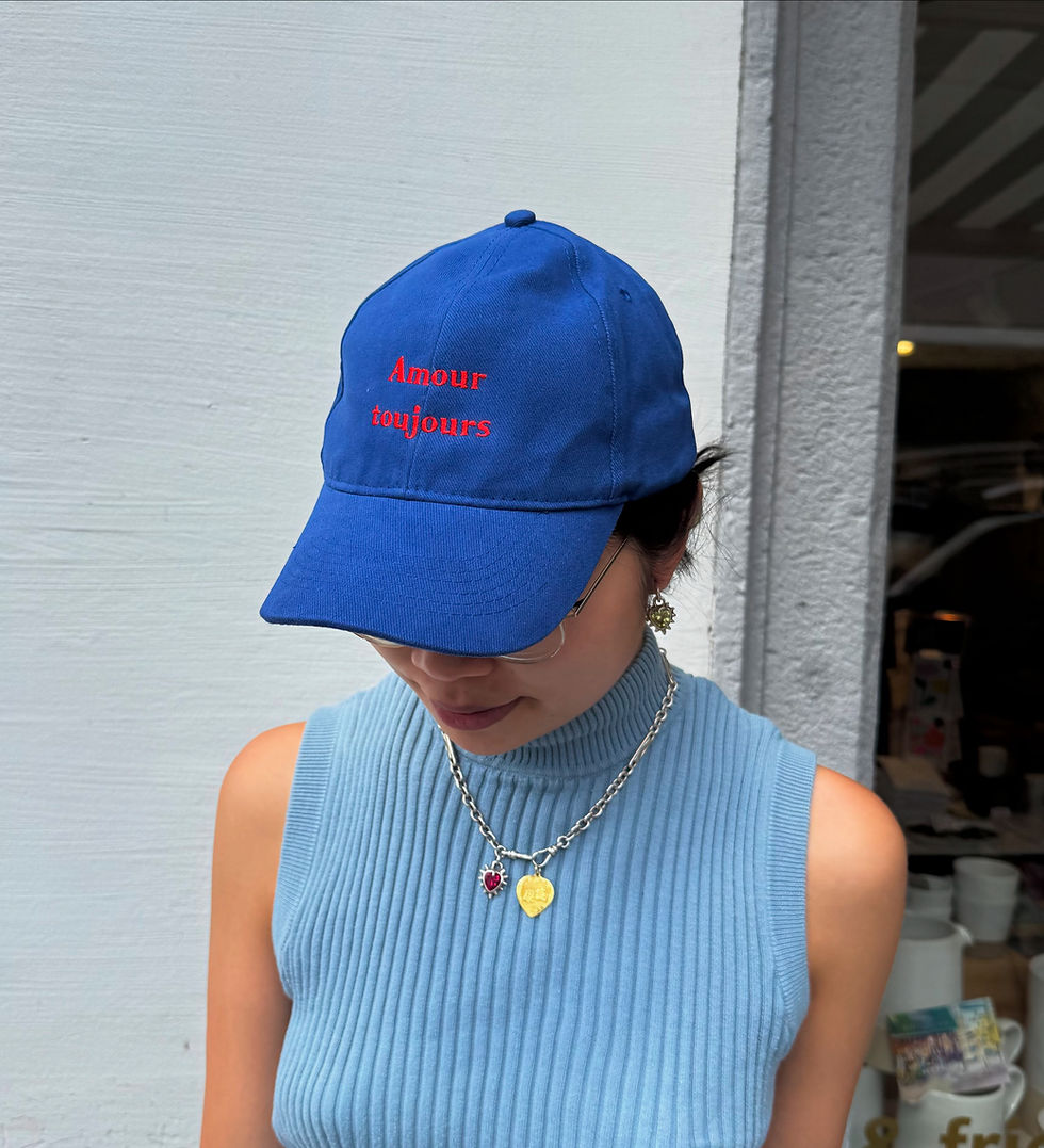 Cap Amour Toujours Royal getragen