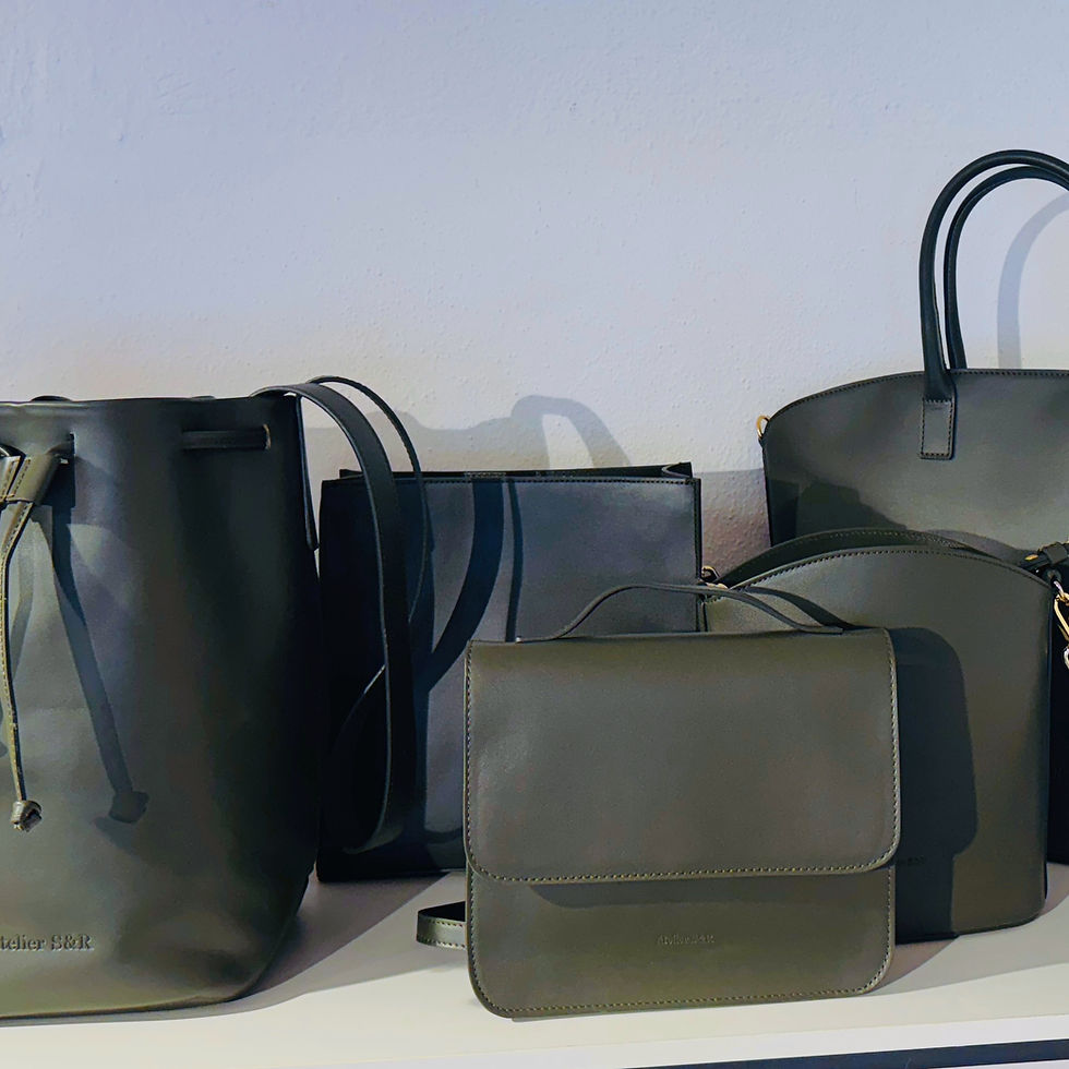 Thumbnail: Die Pure Bag Olive. Minimalistische Eleganz in Form einer klassischen Beuteltasche aus hochwertigem Rindsleder.