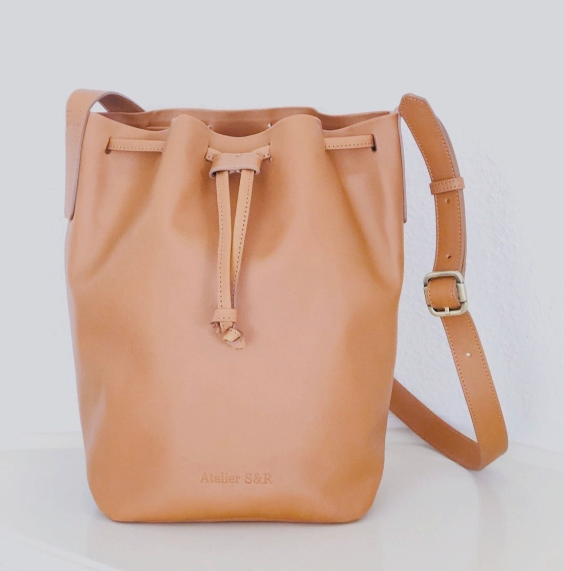 Klassische Beuteltasche aus pflanzlich gefärbtem Leder. Atelier S&R Handtaschen: Schweizer Design, handgefertigt in Italien.