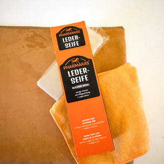 Leder Reinigung mit Seife