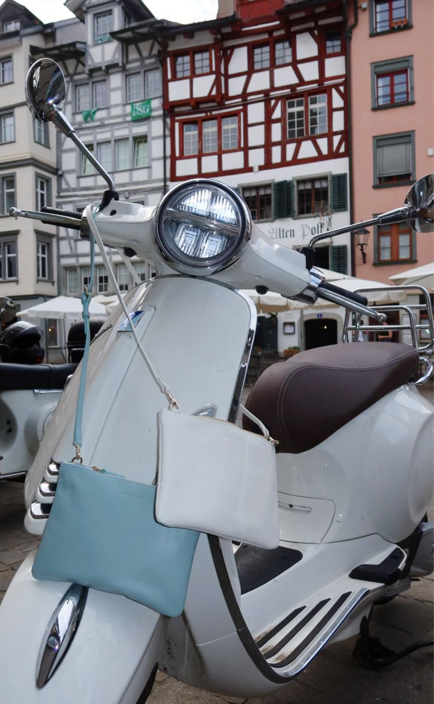 Miniaturbild: Little Bag Cream und Acqua auf Vespa