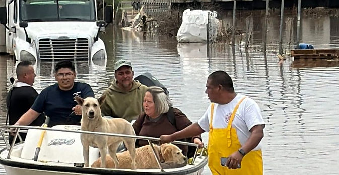 ATRAPADOS POR LAS LLUVIAS, TRABAJADORES Y SUS MASCOTAS FUERON RESCATADOS EN EL PARQUE INDUSTRIAL DEL VALLE DE AGUASCALIENTES