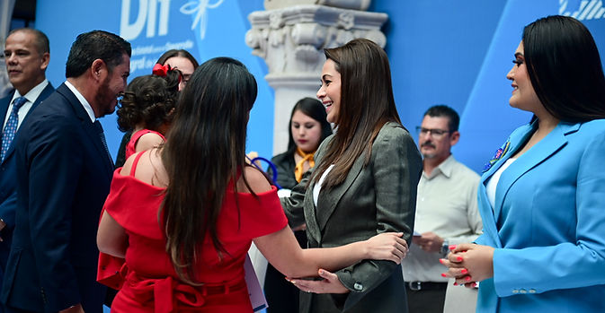 CUANDO EL AMOR FORMA HOGARES: HOY, 27 NIÑOS Y NIÑAS FORMAN PARTE DE UNA FAMILIA  