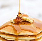 Honey_being_drizzled_onto_buttered_pancakes2.jpg