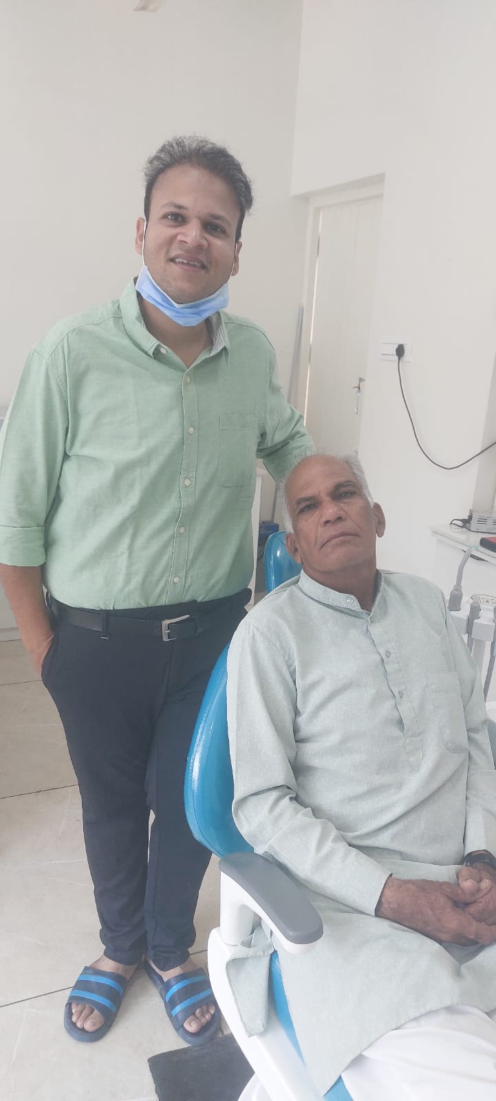 dr-vijay-soni-with-patient