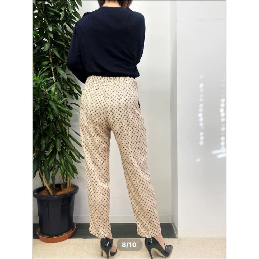 サムネイル： モノグラムテーパードパンツ
カラーベージュ　バックスタイル全身画像
