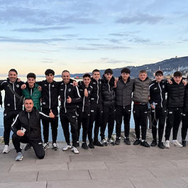 Bild: Die C-Jugendmannschaft des BSK mit ihren Trainern und Headcoach Dragan Lazic (kniend) im Trainingslager in Slowenien. © Antonio Mezzoprete

Der Allianz-Juniors-Cup des BSK Olympia Neugablonz steht am Samstag wieder auf dem Programm. Das U15-Team misst sich dabei mit fünf weiteren Mannschaften. Austragungsort ist das Sportgelände in der Turnerstraße. Los geht es um 11 Uhr. Abseits der beiden Spielflächen gibt es ein interessantes Programm.
 
„Dieses Turnier ist für unsere Jungs nicht nur ein Highlight, sondern auch ein schönes Geschenk für ihren Erfolg“, sagt Antonio Mezzoprete. Er gehört zum vierköpfigen Trainerteam der C Junioren. Die Mannschaft hat jüngst die Meisterschaft fix gemacht und steht erstmals in der Vereinsgeschichte vor dem Aufstieg in die Bezirksoberliga. 
 
Bei diesem Turnier hat es das Team von Headcoach Dragan Lazic in Gruppe A mit dem SV Steinheim und dem FC Viktoria Buxheim zu tun. In der anderen Gruppe messen sich der TSV Legau, der TSV Milbertshofen und der FC Isny. Die beiden ersten Mannschaften jeder Gruppe qualifizieren sich für das Halbfinale. Das Finale ist für 14.45 Uhr angesetzt.
 
Zwischen beiden Spielstätten stehen eine Torwand, eine Tombola und mehrere VR-Brillen für die Kinder bereit. „Unser Dank gilt Didem Kapagan von der Allianz-Generalvertretung aus Neugablonz. Seit vielen Jahren unterstützt sie den BSK Olympia Neugablonz als Gönner und Sponsor. Dank ihres Engagements ist der Juniors-Cup bei uns überhaupt erst möglich“, sagt Zweiter Vorstand und Sportlicher Leiter Stefan Günter.

Im vergangenen Jahr fand der Allianz Juniors-Cup zum ersten Mal statt. Hier setzte sich der TSV 1874 Kottern im Finale gegen den FT Starnberg souverän mit 3:0 durch. Neugablonz erreichte im September Platz sechs.
 
Über den Allianz Juniors-Cup:
 
Im Jahr 2018 wurde das Fußball-Event ins Leben gerufen, mit dem Ziel, noch mehr Mädchen und Jungen für den Fußballsport zu begeistern und einen Beitrag zur Jugendförderung zu leisten. Insgesamt werden an den deutschlandweiten Turnieren etwa 16.000 Mädchen und Jungen teilnehmen.