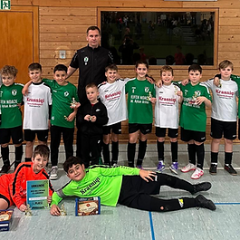 Bild: Mit zwei Mannschaften nahm der BSK beim E1-Juniorenturnier teil. © Daniel Vrljic

Die Hallentage des BSK Olympia Neugablonz sind mit zwei Turnieren am letzten Tag zu Ende gegangen. Auf dem Programm standen noch die Turniere der F2 und der E1, wobei der BSK zwei dritte Plätze erreichte.

Mit zwei Mannschaften ging der Gastgeber bei der F2 aufs Parkett. Während der BSK 1 am Ende den achten Rang erzielte, konnte der BSK 1 das kleine Finale gegen FC Türk Sport Garching knapp mit 1:0 für sich entscheiden. Noch im Halbfinale musste sich Neugablonz dem späteren Turniersieger Kottern knapp mit 1:2 nach Sechsmeterschießen geschlagen geben. Das zweite Semifinale gewann die SpVgg Kaufbeuren ebenfalls auf den Punkt mit 3:1 gegen Garching. Im Finale war es ebenfalls knapp. Mit 1:0 gewann Kottern gegen Kaufbeuren.

Spannende Duelle am Nachmittag

Beim abschließenden E1-Juniorenturnier trat Neugablonz erneut mit zwei Mannschaften an. Während der BSK 1 das Turnier auf Rang acht beendete, stieß der BSK 2 bis ins Halbfinale vor. Neugablonz behauptete in Gruppe B mit sieben Punkten die Tabellenführung und musste in der Runde der letzten vier Mannschaften gegen Tur Abdin Memmingen antreten. Hier verlor Neugablonz mit 0:4, entschied aber das kleine Finale gegen den TSV Kottern mit 3:1 für sich. Im Endspiel stand Memmingen dem FC Bad Wörishofen gegenüber. Hier setzten sich die Maustädter mit 2:0 durch.