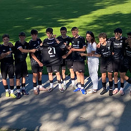 Bild: Das Siegerteam des BSK Olympia Neugablonz mit den Trainern und Spielern. Sie gewannen den diesjährigen Allianz-Juniors-Cup. © Antonio Mezzoprete

Die zweite Auflage des Allianz-Juniors-Cup ist erfolgreich verlaufen. Sechs Mannschaften kämpften einen ganzen Tag lang um den Turniersieg. Am Ende setzte sich Gastgeber BSK Olympia Neugablonz bei diesem Kräftemessen der C-Jugendteams durch.

Dabei stand das Event, das sowohl auf Rasen- als auch auf Kunstrasen in der Turnerstraße ausgetragen wurde, noch auf der Kippe. Am Vortag verletzte sich nämlich ein Spieler bei einem Verkehrsunfall. „Das war für uns natürlich ein großer Schock. Gott sei Dank ist ihm nicht allzu viel passiert, sodass er nach wenigen Tagen aus dem Klinikum wieder entlassen werden konnte“, blickt Co-Trainer Antonio Mezzoprete zurück. „Dass die Mannschaft dieses Turnier für ihn gewinnen wollte, zeigt diese unbändige Kameradschaft und Geschlossenheit in dieser Mannschaft“, ergänzt Headcoach Dragan Lazic. 

Damit allen teilnehmenden Vereinen genügend Spielzeiten zur Verfügung standen, gab es erstmals eine Vorrunde im Modus „jeder gegen jeden“. Hier dominierte der Gastgeber auf ganzer Linie. Denn Neugablonz konnte seine Partien gegen den TSV Kottern (4:0), TSV Legau (5:2), FC Isny (4:0), SV Steinheim (3:1) und TSV Milbertshofen (3:1) souverän für sich entscheiden.

Die besten vier Mannschaften ermittelten dann in zwei Halbfinalpartien das Endspielduo. Der BSK traf auf den Viertplatzierten Milbertshofen. Die Schmuckstädter gewannen mit 1:0, während im anderen Semifinale Steinheim ebenfalls mit dem gleichen Ergebnis über Kottern triumphierte. Das kleine Finale entschieden die Oberallgäuer mit einem 1:0-Erfolg über Milbertshofen. Spannend verlief dagegen das Endspiel, das Neugablonz erst nach Elfmeterschießen mit 3:2 gegen Steinheim gewann.

„Was unsere Jungs beim Allianz-Juniors-Cup gezeigt haben, war einfach überragend“, zieht das Trainergespann um Headcoach Dragan Lazic ein mehr als positives Fazit. Das U15-Team hat seine Erfolgsserie aus der laufenden Meisterrunde mit ins Turnier genommen. „Wir arbeiten sehr hart für unseren Erfolg. Die Jungs ziehen genauso super mit wie die Eltern, die bei diesem Turnier im Hintergrund mitgearbeitet haben“, betont Antonio Mezzoprete.

„Für alle teilnehmenden Mannschaften war es ein ereignisreicher Tag. Mein Dank geht auch an unseren Partner, der Allianz Generalvertretung Didem Kapagan, die dafür gesorgt, dass auch das Drumherum abseits der beiden Spielfelder gepasst hat“, hebt Zweiter Vorstand Stefan Günter hervor. Somit steht einem dritten Allianz-Juniors-Cup 2027 nichts mehr im Weg.