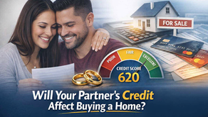 Pareja casada revisando sus finanzas con un medidor de puntaje crediticio mientras se preparan para comprar una casa